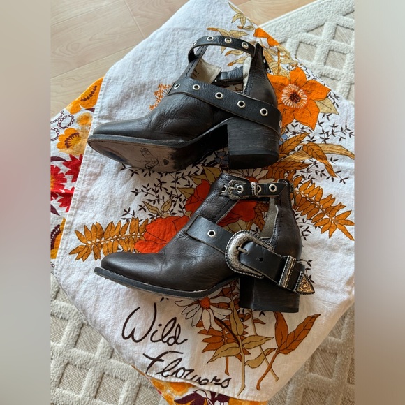 FREEBIRD l Carsen Brown Leather Ankle Bootie Size 7 Western Country Boho Buckle - Picture 2 of 15